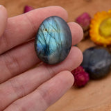 Galet Labradorite - Bouclier de lumière